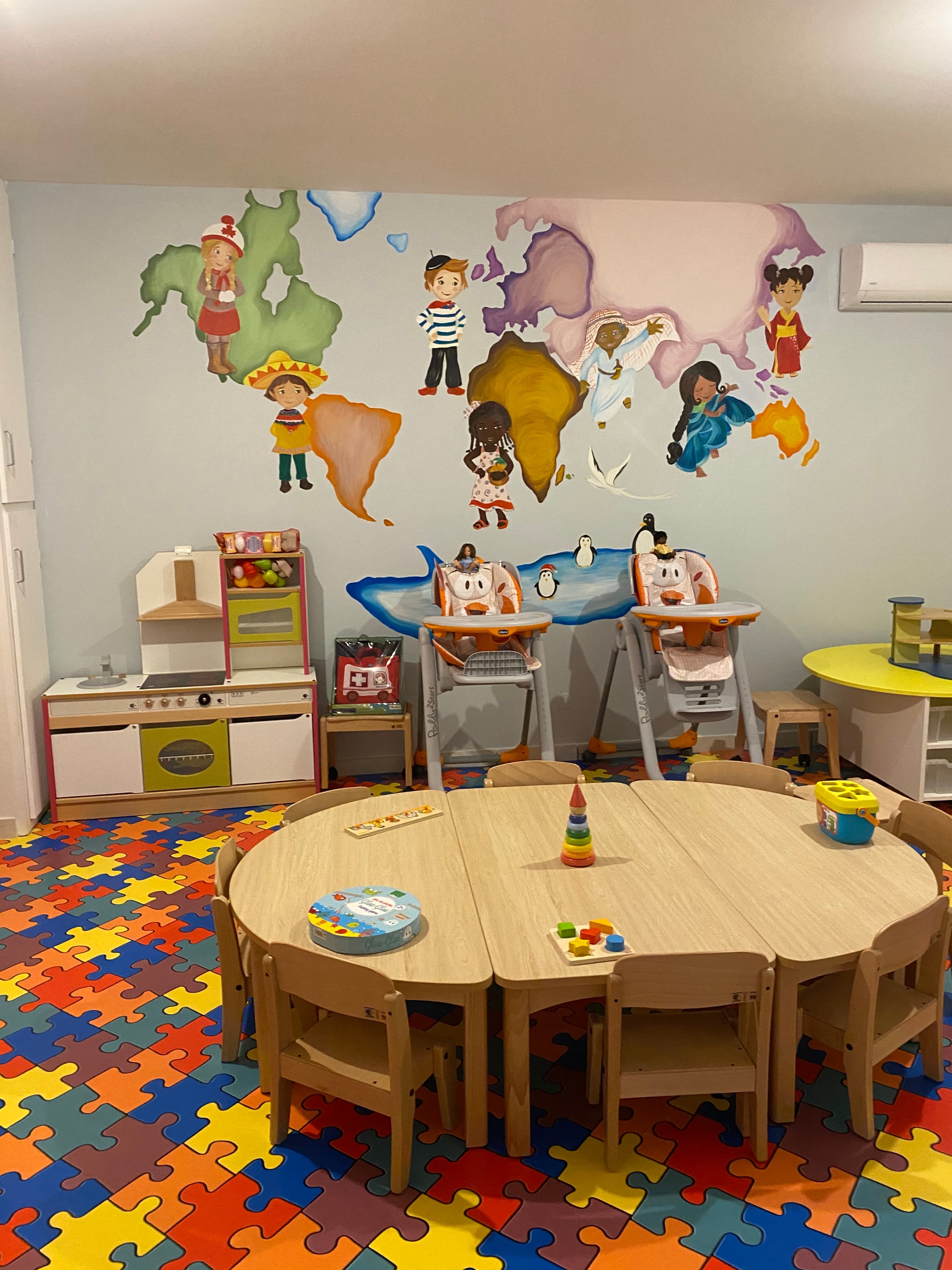 Enfants jouant ensemble dans un espace éducatif